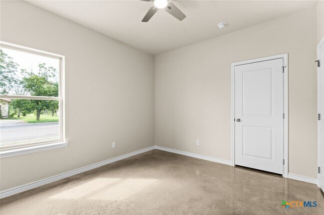 Building Photo - 414 W Avenue C