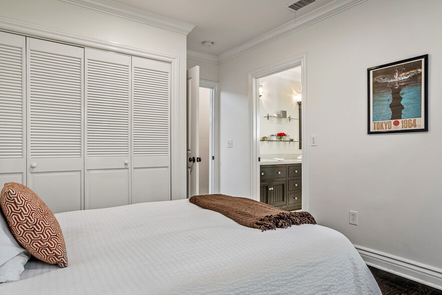 Building Photo - 4537 Agnes Ave