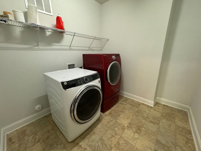 Building Photo - END UNIT 3 Bed | 2.5 Bath Townhouse in Mor...