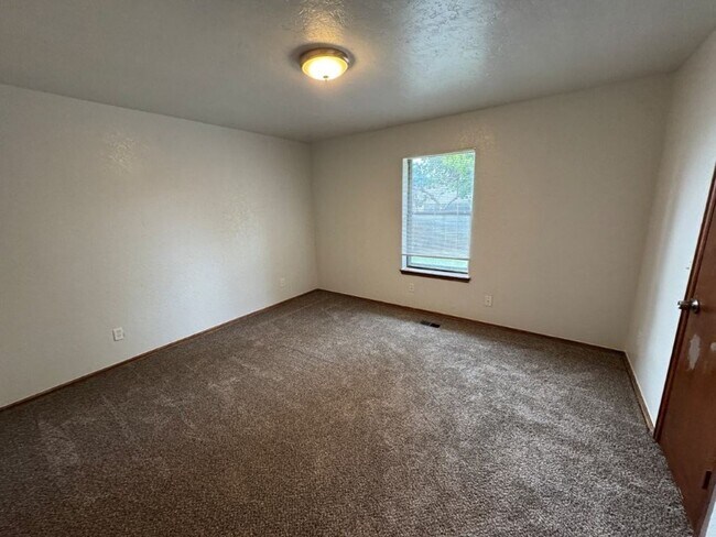 Building Photo - New flooring and tile, great location, lar...