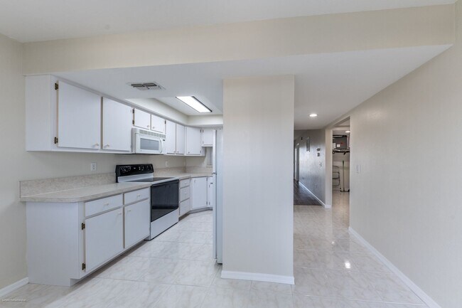 Building Photo - PRICE DROP!! UNFURNISHED ANNUAL RENTAL. CL...
