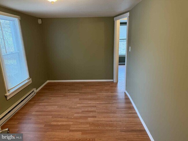 Building Photo - 1407 E Norwegian St