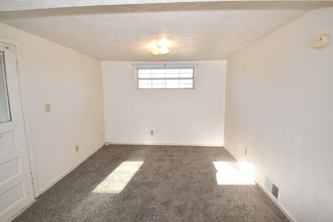 Building Photo - 507 Lincolnway E