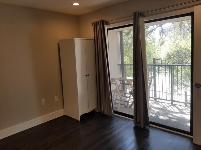 Building Photo - 935 La Posada Dr