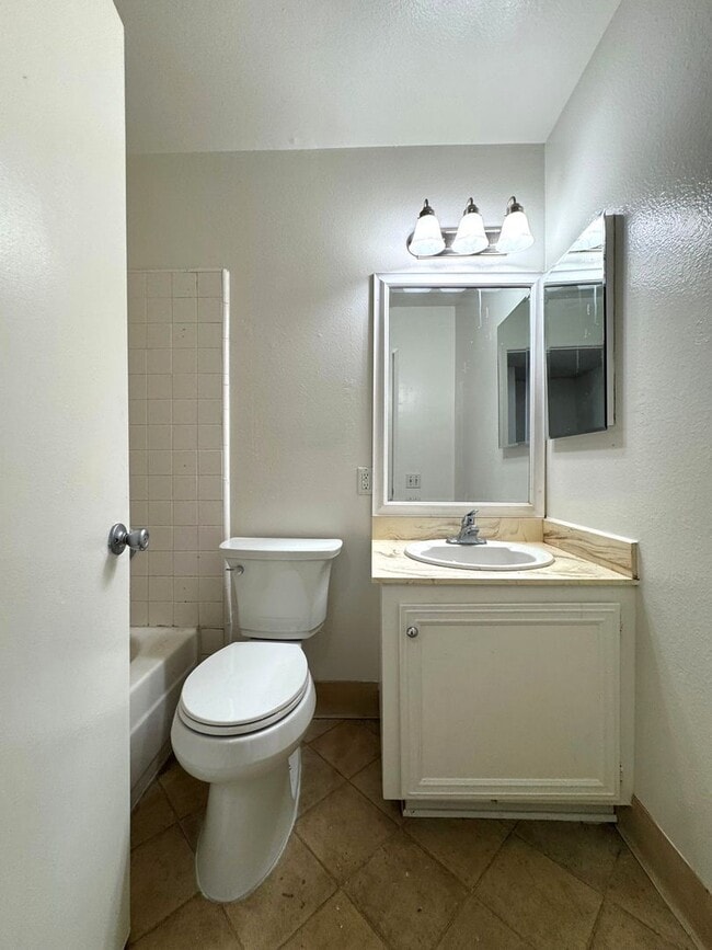 Building Photo - Centrally Located McKeon Condo