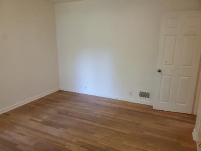 Building Photo - STUDENTS WELCOME! 4 Bed 2 Bath House 1 Blo...