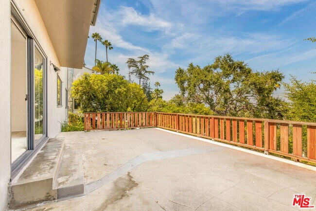 Building Photo - 2535 Ivanhoe Dr
