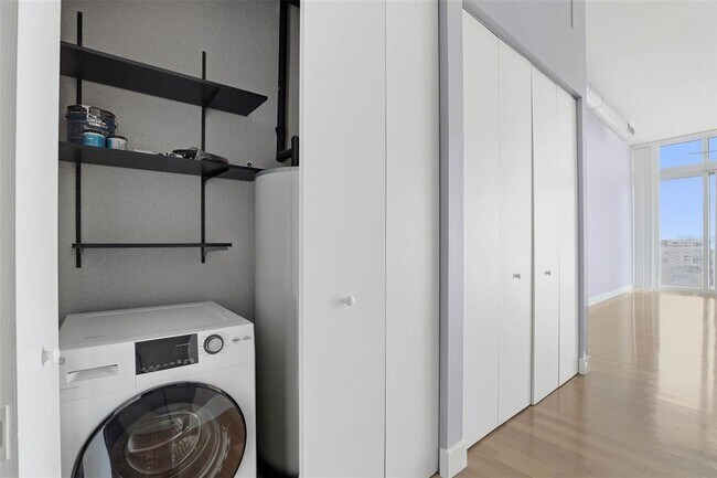 Building Photo - 150 E Robinson St