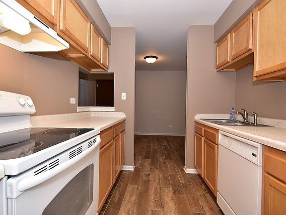 Building Photo - "Charming 2-Bedroom Oasis with 2 Full Bath...
