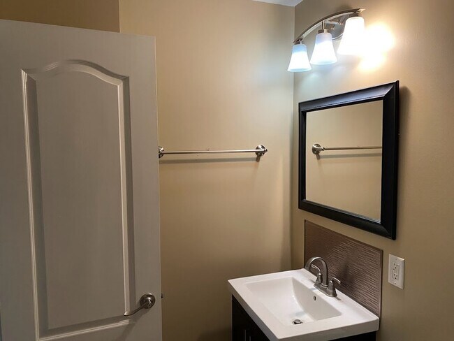 Building Photo - 2103 Chambers Dr NE