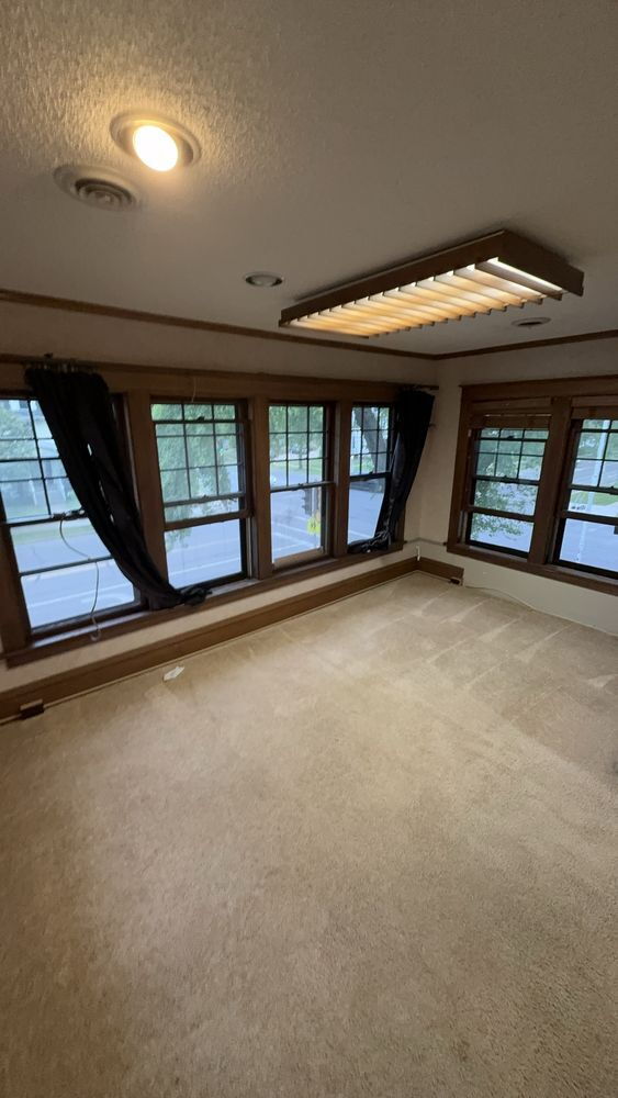 Building Photo - Spacious top floor 4 bed 1 bath by UWEC!