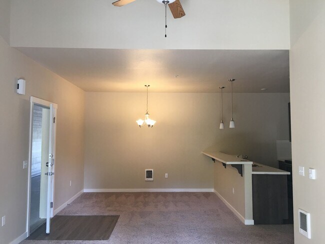 Building Photo - Beautiful 2 bedroom, super cute floorplan, laundry room with full size washer and dryer!