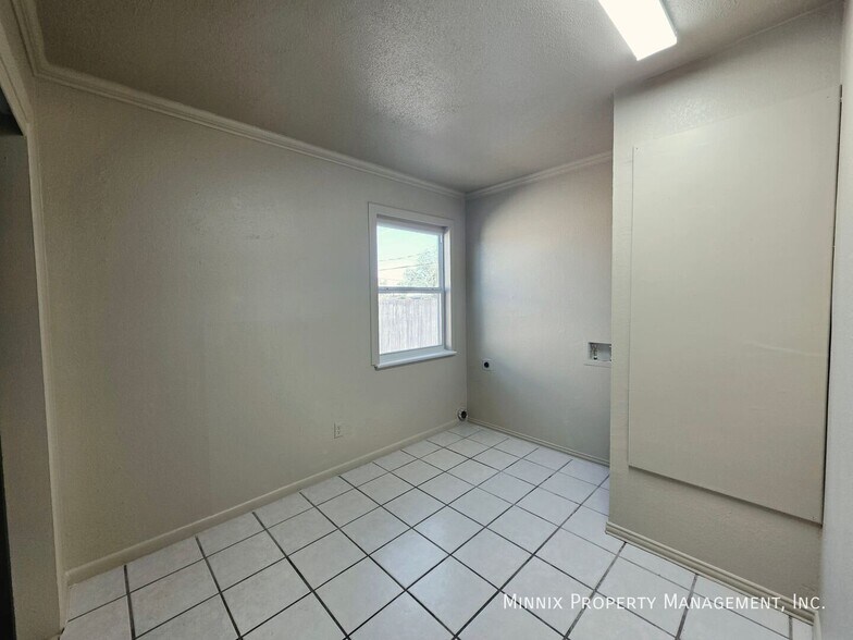 Building Photo - 812 W 30th St
