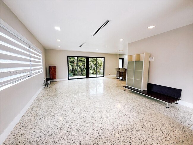 Building Photo - 425 NE 103rd St