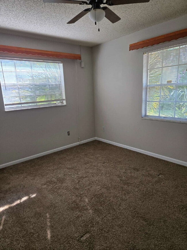 Building Photo - "Charming 2-Bed