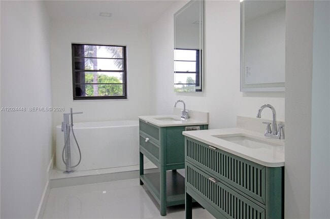 Building Photo - 1222 Hillsboro Mile