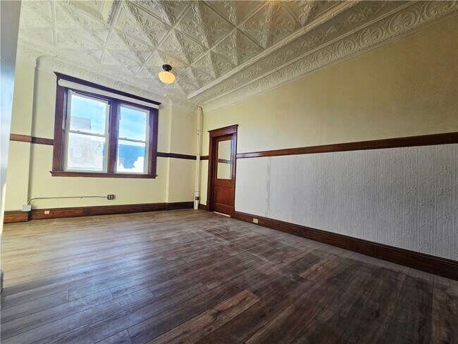 Building Photo - 9-27 E Main St
