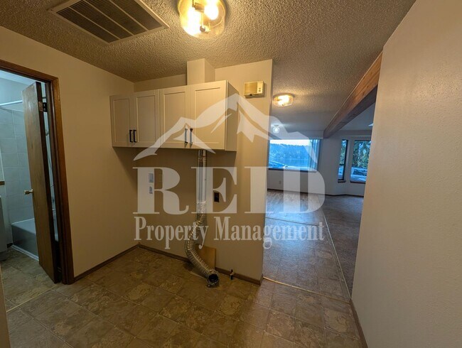 Building Photo - Illahee6056