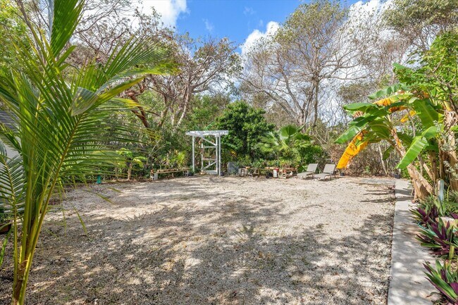 Building Photo - Charming 2-Bedroom Home for Rent in Big Pine Key