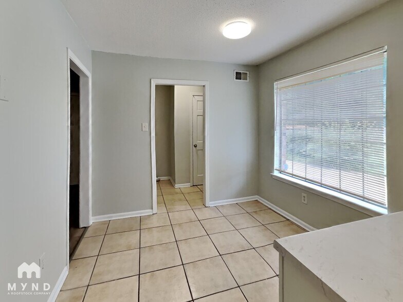 Building Photo - 2139 Oldfield Dr