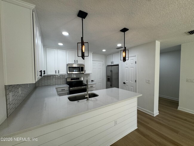 Building Photo - 807 Black Cherry Dr S