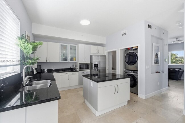 Building Photo - 832 N Victoria Park Rd