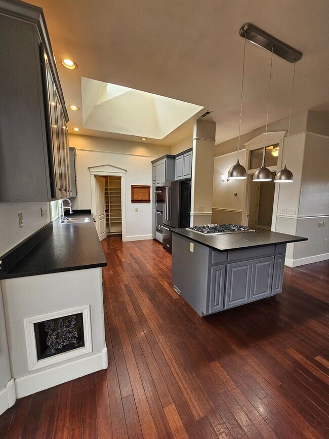 Building Photo - 2982 Rosedale Terrace