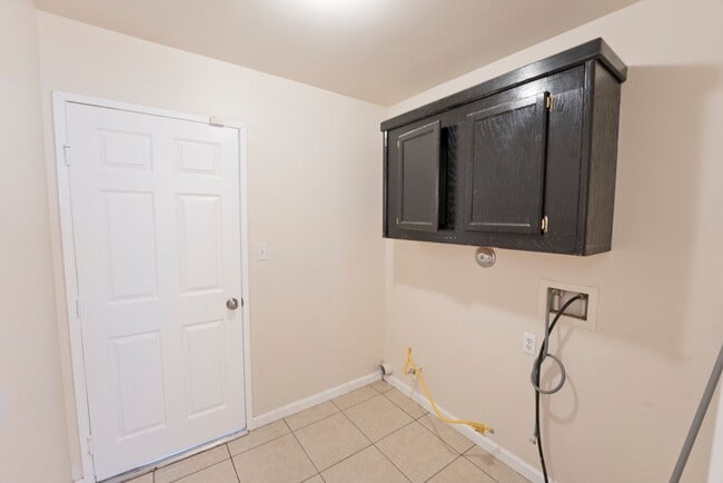 Building Photo - SW-Bakersfield 3 bedrooms 2 baths house