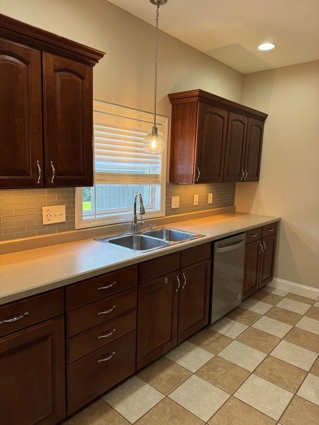 Building Photo - 2 Bed 2 full and 2 1/2 Bath- Imperial PA
