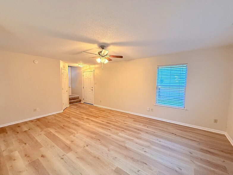 Building Photo - 12754 Crescent Dr