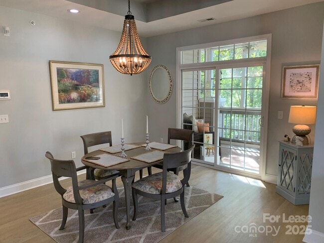 Building Photo - 9033 Rosalyn Glen Rd