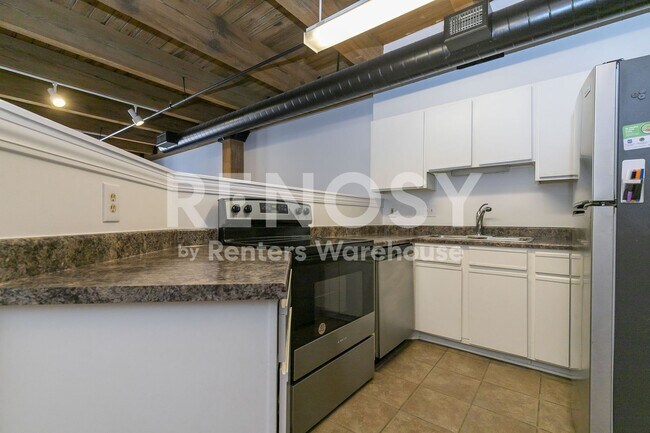 Building Photo - Studio Loft off Broadway