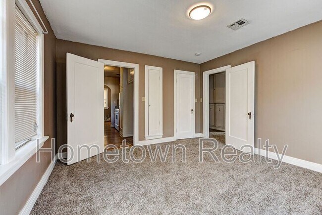 Building Photo - 2213 N Hood St