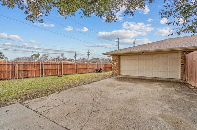 Building Photo - Bright 3-Bed, 2-Bath Lewisville Home with Spacious Fenced Yards