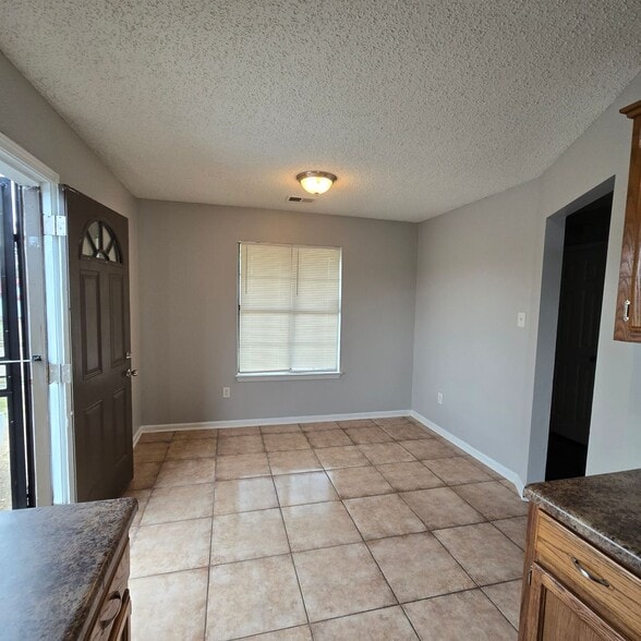 Building Photo - 4400 Rosswood Dr