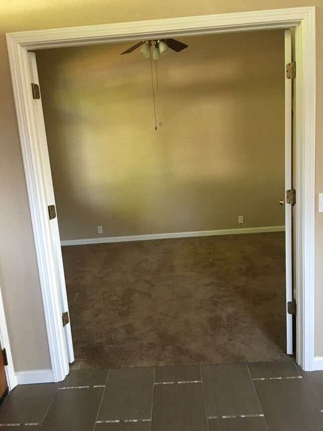 Building Photo - 4x2 Single Story in Great Location!