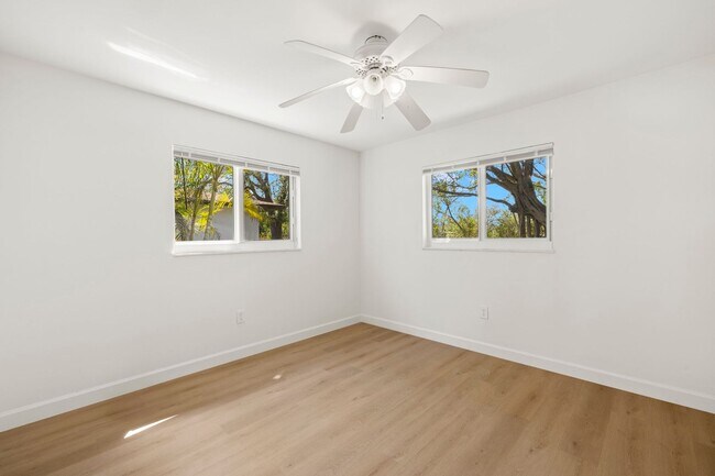 Building Photo - Completely Refurbished 3 Bedroom 2 bath with Florida Room Large backyard