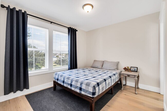 Building Photo - **25% OFF FIRST MONTHS RENT IF YOU OCCUPY ...