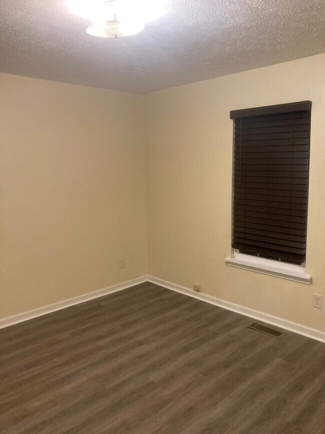 Building Photo - 33 Rushwood Dr