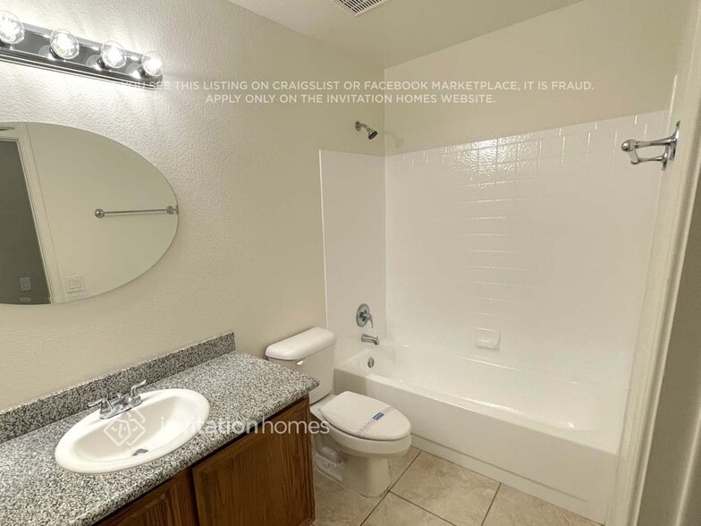 Building Photo - 706 S Golden Key St