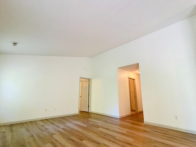 Building Photo - Great 3 Bed 2 Bath House with Garage!!