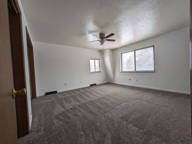 Building Photo - HUGE 4B/3b house on .4 acre lot.  3300sqft with oversize 2 car garage.