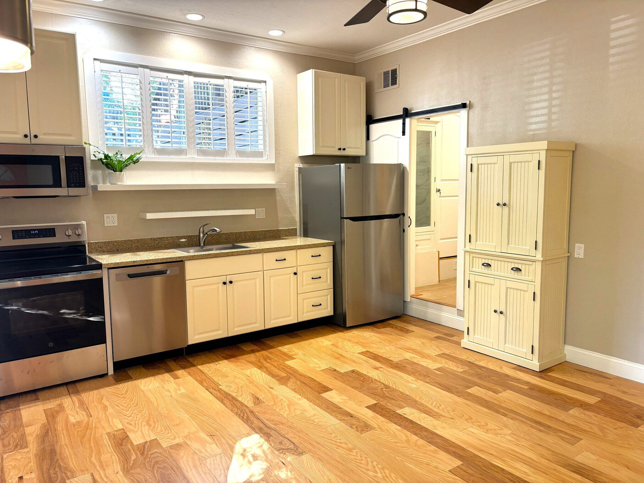 Kitchen - 1340 Hospital Rd