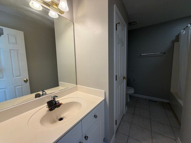 Building Photo - 1477 N Donahue Dr