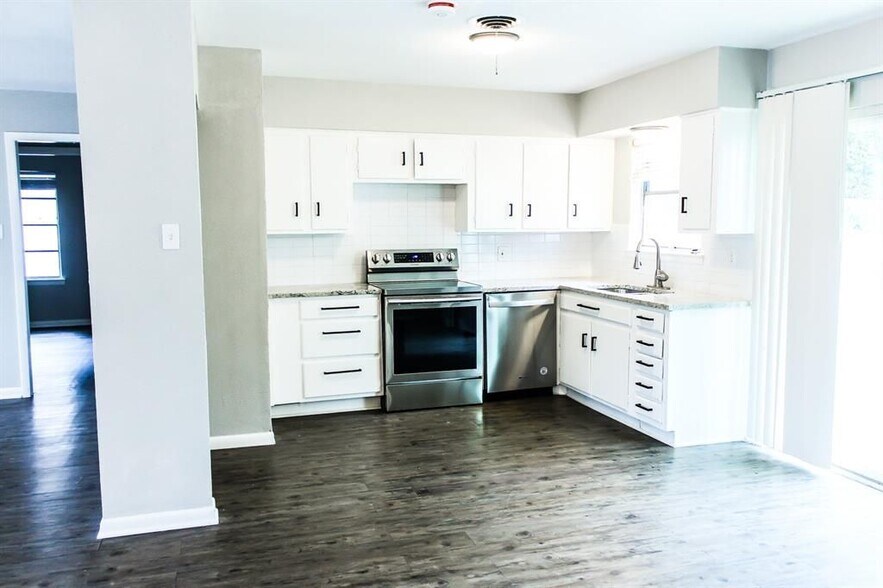 Updated Kitchen with new appliances - 2632 Valwood Pkwy