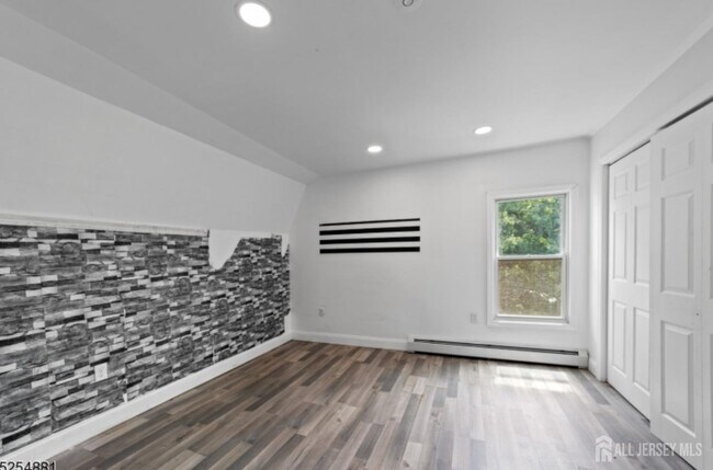 Building Photo - 410 Chadwick Ave