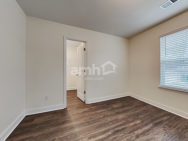 Building Photo - 617 W Lionel Rd