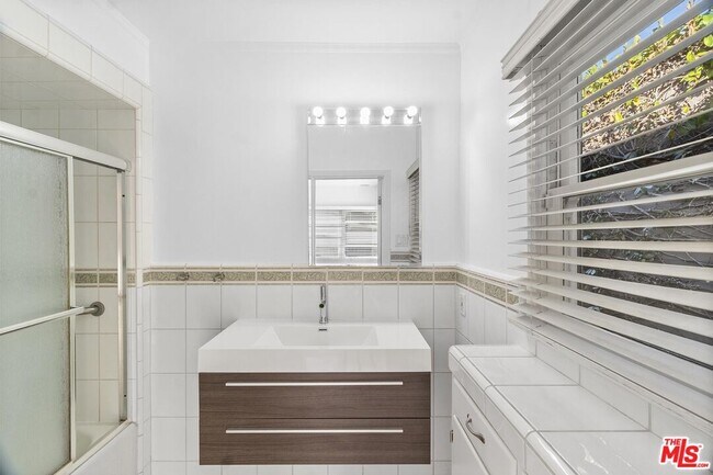Building Photo - 920 Carrillo Dr