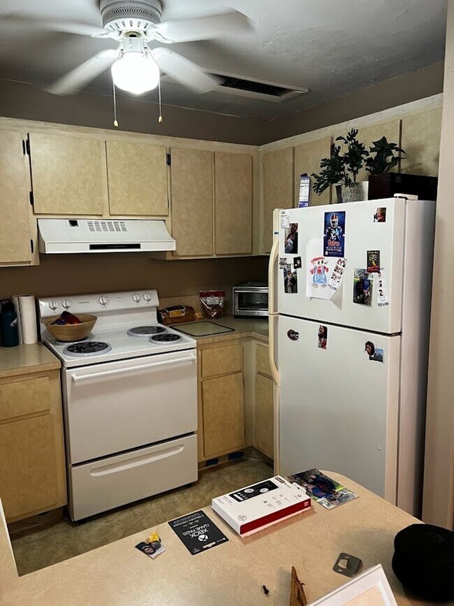 Building Photo - Spacious 1,226 SF Unit - 2 bd / 2 ba near ...