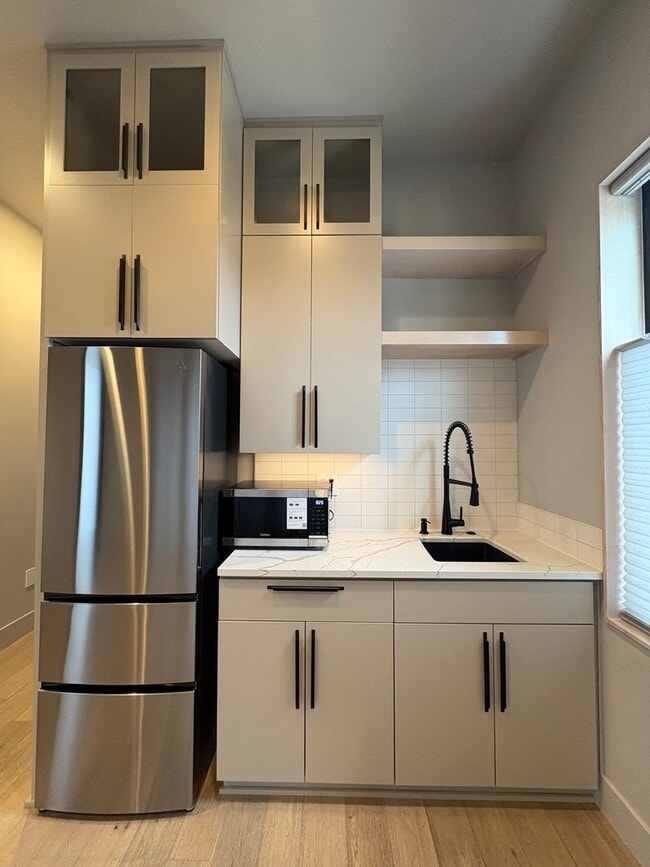 Building Photo - One bedroom apartment on Bend's SW side. E...